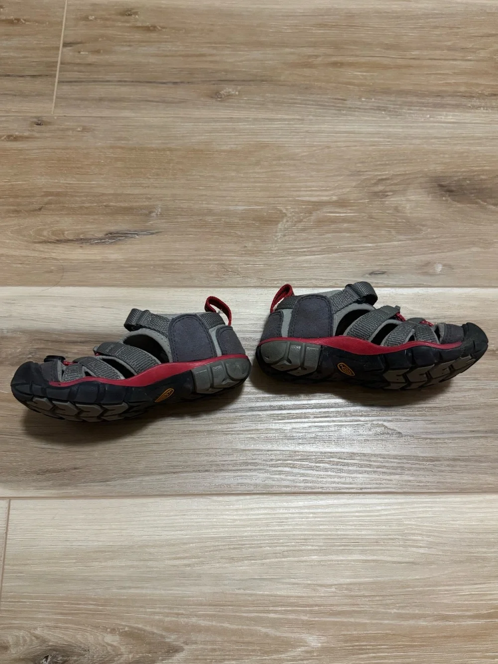KEEN Kids Seacamp II CNX Water Sandals Magnet Gray Red Size US 9 / EU 25-26